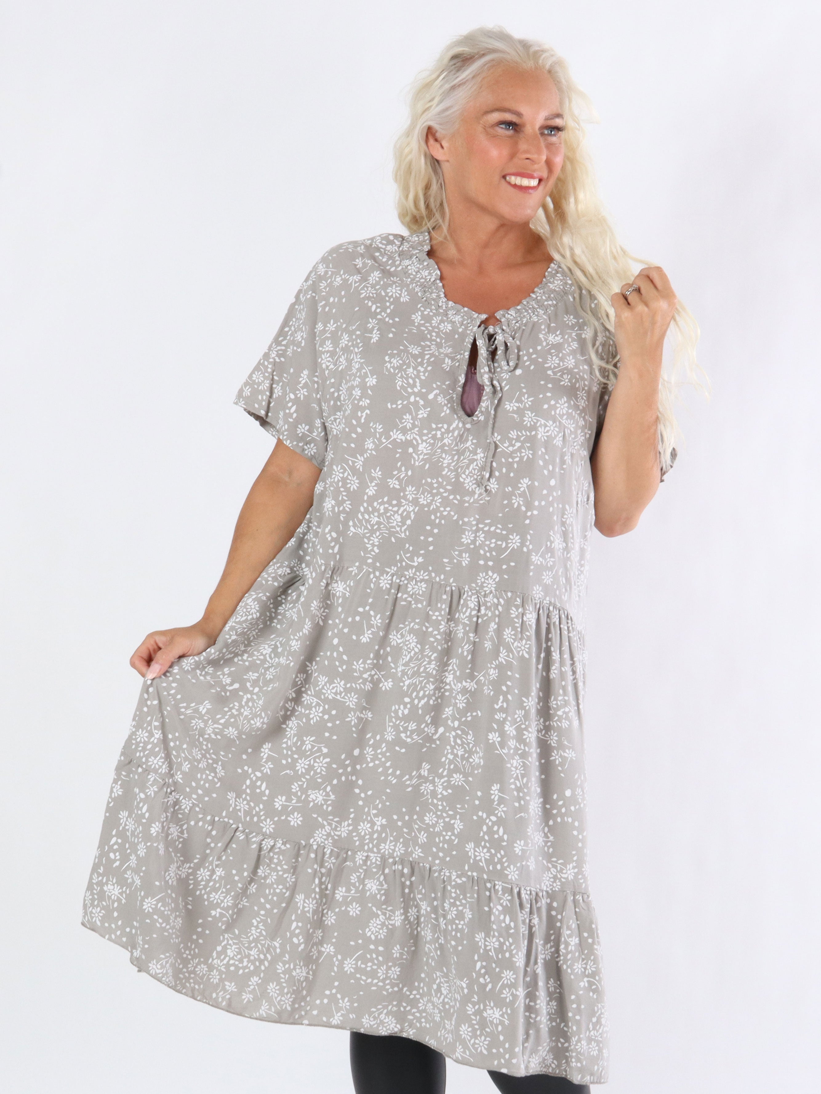 Pil - Klänning med elastisk halsringning och knytband